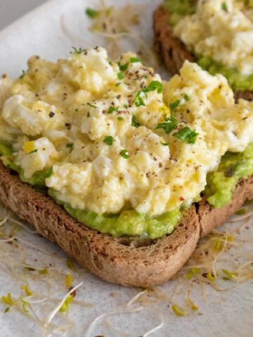 Scrambled eggs without milk on toast