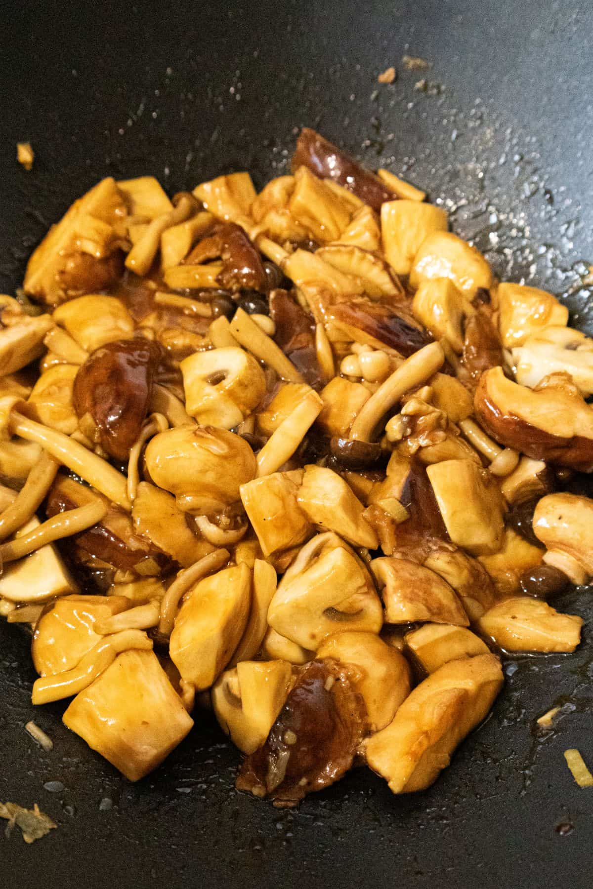 Stir frying the mushrooms with the sauce