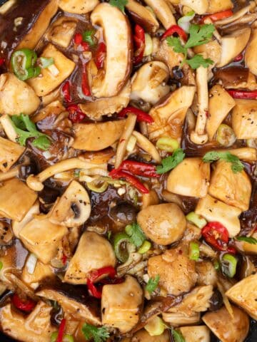Authentic Thai mushrooms stir-fry recipe